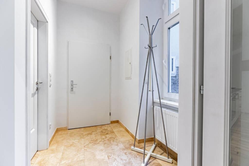Modern Apartment Next To Subway Station Wina Bagian luar foto